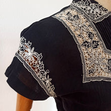 Charger l'image dans la galerie, 1940s 1950s - Ultragorgeous Black Leaves Linen Blouse - W32 (82cm)