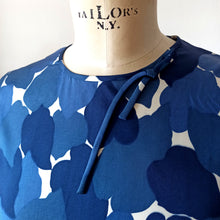 Charger l'image dans la galerie, 1960s - DEADSTOCK, NWT - Stunning French Satin Dress - W32 (82cm)