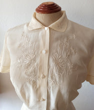 Cargar imagen en el visor de la galería, 1940s - Delightful Pure Silk Embroidery Blouse - W29 (74cm)