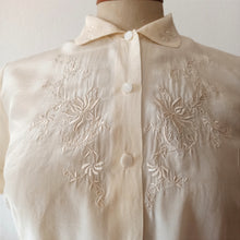 Cargar imagen en el visor de la galería, 1940s - Delightful Pure Silk Embroidery Blouse - W29 (74cm)
