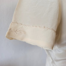 Cargar imagen en el visor de la galería, 1940s - Delightful Pure Silk Embroidery Blouse - W29 (74cm)