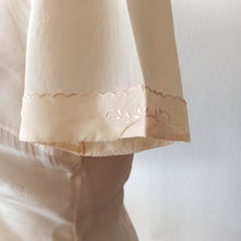 Cargar imagen en el visor de la galería, 1940s - Delightful Pure Silk Embroidery Blouse - W29 (74cm)