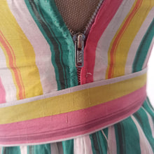 Cargar imagen en el visor de la galería, 1950s - Gorgeous Colorful Satin Dress - W24 (60cm)