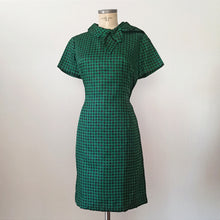 Laden Sie das Bild in den Galerie-Viewer, 1960s - Stunning Pure Silk Green Dress - W36 (92cm)