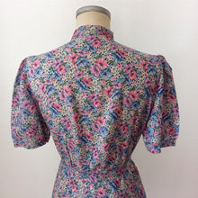 Laden Sie das Bild in den Galerie-Viewer, VTG Does 30s 40s - Adorable Rayon Dress - W31 (80cm)