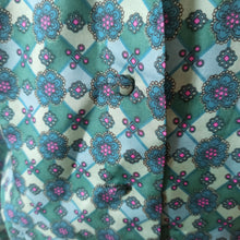Laden Sie das Bild in den Galerie-Viewer, 1960s - Green Satin Long Sleeves Blouse - Size Large