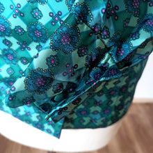 Laden Sie das Bild in den Galerie-Viewer, 1960s - Green Satin Long Sleeves Blouse - Size Large