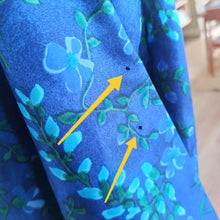 Carica l'immagine nel visualizzatore di Gallery, 1960s - Blue Floral Satin Silk Jacket - Size Large