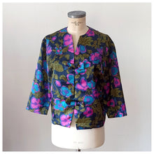 Laden Sie das Bild in den Galerie-Viewer, 1960s - MA ROBE CREATION, France - Fabulous Satin Jacket - Size 48