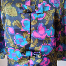Laden Sie das Bild in den Galerie-Viewer, 1960s - MA ROBE CREATION, France - Fabulous Satin Jacket - Size 48