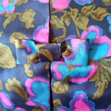 Laden Sie das Bild in den Galerie-Viewer, 1960s - MA ROBE CREATION, France - Fabulous Satin Jacket - Size 48