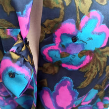 Laden Sie das Bild in den Galerie-Viewer, 1960s - MA ROBE CREATION, France - Fabulous Satin Jacket - Size 48