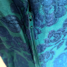 Laden Sie das Bild in den Galerie-Viewer, 1960s - RIDDELLA - Stunning Blue Roses Dress - W31" (80cm)