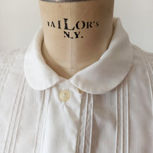 Carica l'immagine nel visualizzatore di Gallery, 1960s - White Smoked Cotton Blouse - Sz. 46