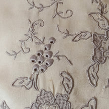 Cargar imagen en el visor de la galería, 1940s - Pure Silk Embroidery Blouse