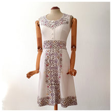 Laden Sie das Bild in den Galerie-Viewer, 1960s - M. CAHN, France - Gorgeous Dress - W26 (66cm)