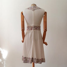 Laden Sie das Bild in den Galerie-Viewer, 1960s - M. CAHN, France - Gorgeous Dress - W26 (66cm)