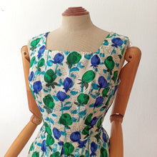 Charger l'image dans la galerie, 1950s 1960s - Stunning Roseprint Silk Dress - W26 (66cm)