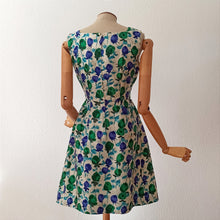 Charger l'image dans la galerie, 1950s 1960s - Stunning Roseprint Silk Dress - W26 (66cm)