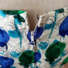 Charger l'image dans la galerie, 1950s 1960s - Stunning Roseprint Silk Dress - W26 (66cm)