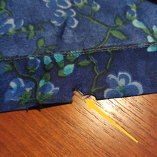 Carica l'immagine nel visualizzatore di Gallery, 1960s - Blue Floral Satin Silk Jacket - Size Large