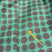 Laden Sie das Bild in den Galerie-Viewer, 1960s - Stunning Pure Silk Green Dress - W36 (92cm)