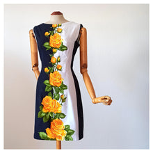Laden Sie das Bild in den Galerie-Viewer, 1960s - Stunning Yellow Roseprint Cotton Dress - W28 (72cm)
