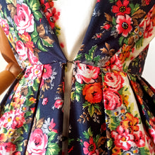 Charger l'image dans la galerie, 1950s - LE SIGNE DE PARIS, Paris - Stunning Floral Cotton Dress - W29 (74cm)