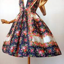 Charger l'image dans la galerie, 1950s - LE SIGNE DE PARIS, Paris - Stunning Floral Cotton Dress - W29 (74cm)