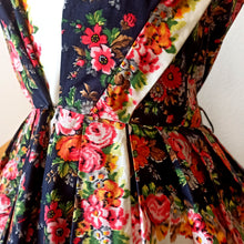 Charger l'image dans la galerie, 1950s - LE SIGNE DE PARIS, Paris - Stunning Floral Cotton Dress - W29 (74cm)