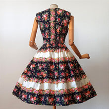 Charger l'image dans la galerie, 1950s - LE SIGNE DE PARIS, Paris - Stunning Floral Cotton Dress - W29 (74cm)