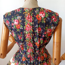 Charger l'image dans la galerie, 1950s - LE SIGNE DE PARIS, Paris - Stunning Floral Cotton Dress - W29 (74cm)