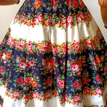 Charger l'image dans la galerie, 1950s - LE SIGNE DE PARIS, Paris - Stunning Floral Cotton Dress - W29 (74cm)