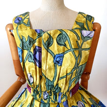Charger l'image dans la galerie, 1950s - MERCIER, Paris - Spectacular Petal Bust Roseprint Dress - W27 (68cm)