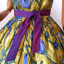 Charger l'image dans la galerie, 1950s - MERCIER, Paris - Spectacular Petal Bust Roseprint Dress - W27 (68cm)