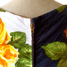 Laden Sie das Bild in den Galerie-Viewer, 1960s - Stunning Yellow Roseprint Cotton Dress - W28 (72cm)