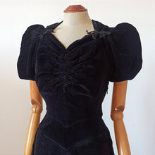 Cargar imagen en el visor de la galería, 1930s - Romantic Black Velvet Dress - W26 (66cm)
