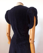 Cargar imagen en el visor de la galería, 1930s - Romantic Black Velvet Dress - W26 (66cm)