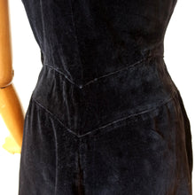 Cargar imagen en el visor de la galería, 1930s - Romantic Black Velvet Dress - W26 (66cm)