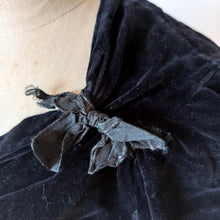 Cargar imagen en el visor de la galería, 1930s - Romantic Black Velvet Dress - W26 (66cm)