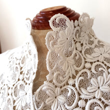 Charger l'image dans la galerie, 1950s - Exquisite White Rayon Blouse - Sz. 48