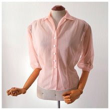 Laden Sie das Bild in den Galerie-Viewer, 1950s - Adorable PinkTextured Nylon Blouse - W33 (84cm)