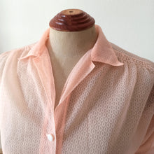 Laden Sie das Bild in den Galerie-Viewer, 1950s - Adorable PinkTextured Nylon Blouse - W33 (84cm)