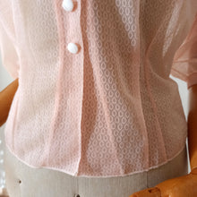 Laden Sie das Bild in den Galerie-Viewer, 1950s - Adorable PinkTextured Nylon Blouse - W33 (84cm)