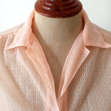 Laden Sie das Bild in den Galerie-Viewer, 1950s - Adorable PinkTextured Nylon Blouse - W33 (84cm)