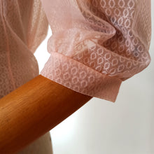 Laden Sie das Bild in den Galerie-Viewer, 1950s - Adorable PinkTextured Nylon Blouse - W33 (84cm)