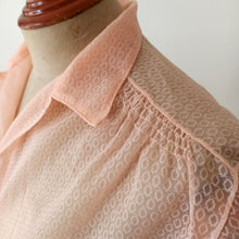 Laden Sie das Bild in den Galerie-Viewer, 1950s - Adorable PinkTextured Nylon Blouse - W33 (84cm)