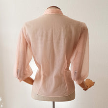 Laden Sie das Bild in den Galerie-Viewer, 1950s - Adorable PinkTextured Nylon Blouse - W33 (84cm)