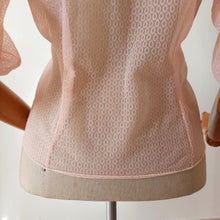 Laden Sie das Bild in den Galerie-Viewer, 1950s - Adorable PinkTextured Nylon Blouse - W33 (84cm)