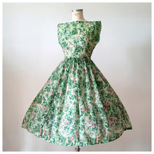 Cargar imagen en el visor de la galería, 1950s - Gorgeous Green Floral Dress - W27.5 (70cm)